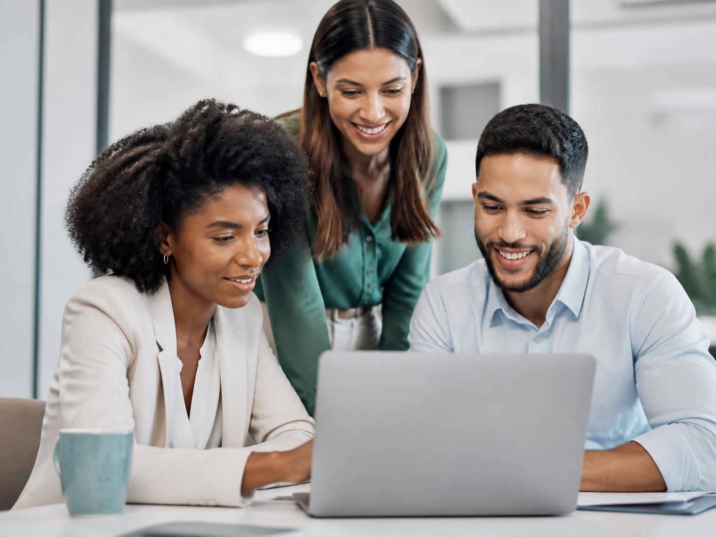 Profissionais colaborando com ferramentas digitais